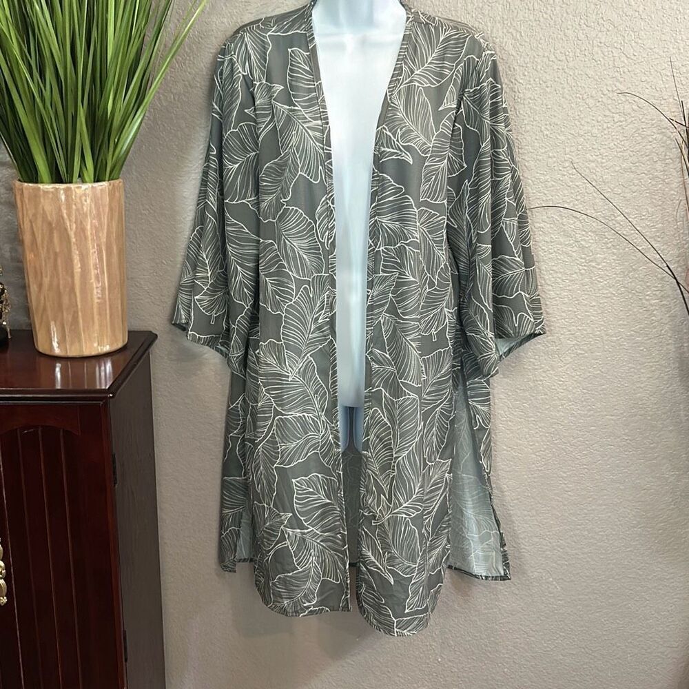 #366 Jwlovesme leaf print, olive/White cover/kimono/cardigan, size medium